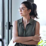 Mujer latina profesional contemplando su futuro en Estados Unidos - Coaching cultural Mariposas